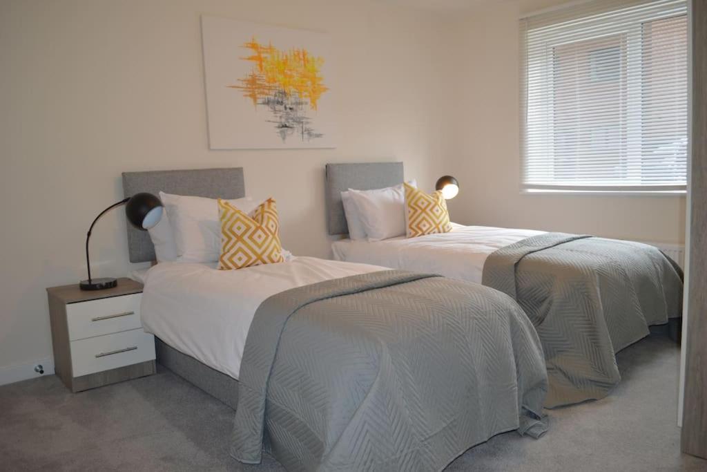 Contractor Accommodation - Sleeps 7 - 피터버러 외부 사진